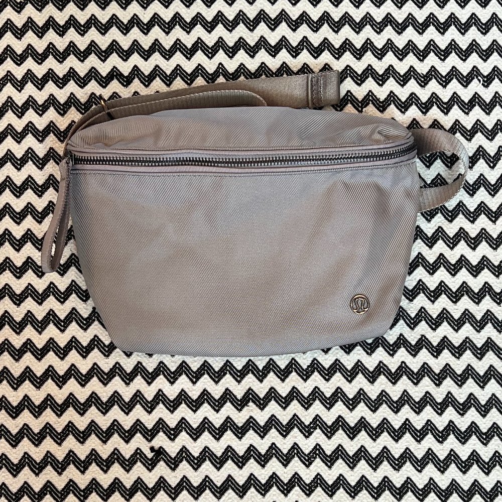 Dark Chrome lululemon Go Lightly Belt Bag - Picture 2 of 11